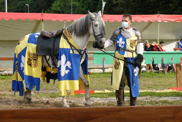 邵佳一独立带队时间不足一年半，此前曾担任国足助教
